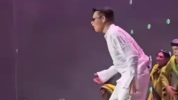 永远最帅的你
不老男神#演出现场视频 #神级现场 #鼓掌 #灵魂舞者 #追光者