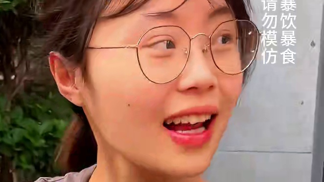 80斤成都妹儿挑战2斤豌杂面，还加了3两抄手，太厉害了惊呆路人！#豌杂面 #妈呀太香了 #重庆美食 