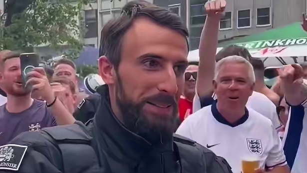 命太硬了！赛前球迷：索斯盖特下课！！！赛后球迷：索斯盖特奇才啊。不换贝林厄姆 换福登。不得不说这个假