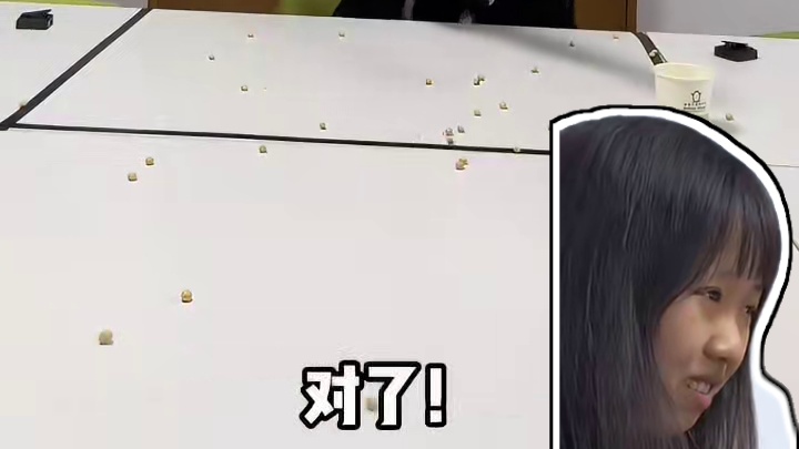 办公室挑战：蒙眼装豆子 #办公室挑战 #蒙眼装豆子 #看一遍笑一遍