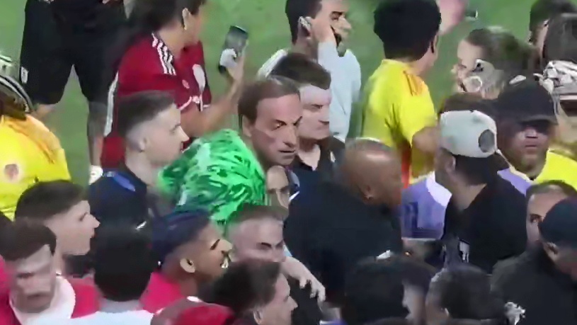 美洲杯半决赛，哥伦比亚1-0淘汰乌拉圭，晋级决赛赛后乌拉圭球员和看台上的哥伦比亚球迷爆发冲突，努涅斯
