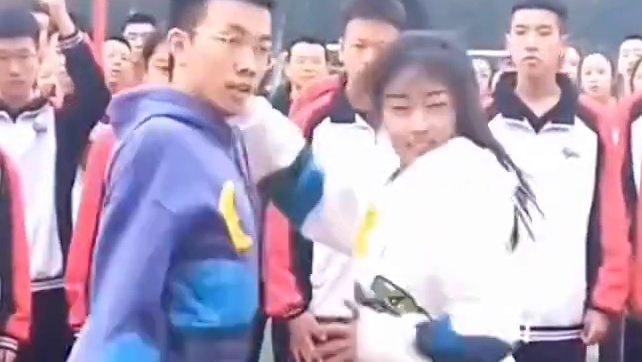 一支热情奔放的校服舞引众人围观，谁说跳舞得靠露腰露腿，校服照样嗨翻全场！#活力四射 #夜夜夜夜熬