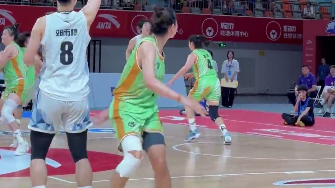 首场半决赛由北京师范大学女篮对阵清华大学女篮，目前半场战罢，凭借着邓雨婷的压哨三分，清华大学34-3