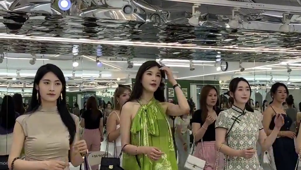 一颦一笑皆风情❗中式韵味拍照动作太绝了❗ #拍照姿势 #新中式 #拍照技巧