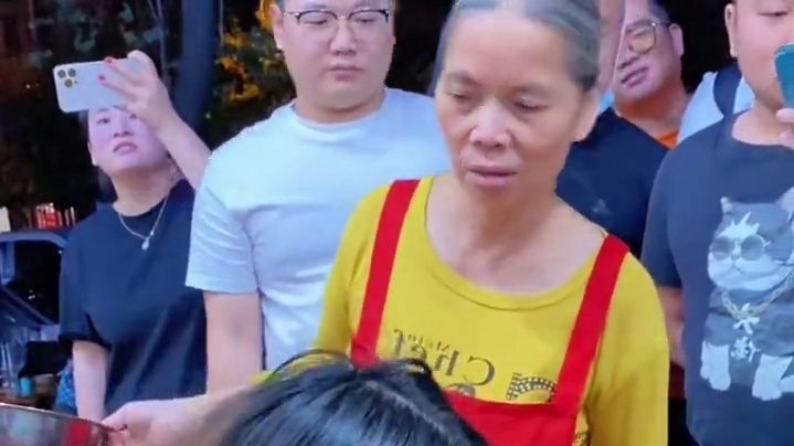 四川美女挑战三两！还要加一碗辣椒油！ #螺蛳粉 #美食趣胃计划