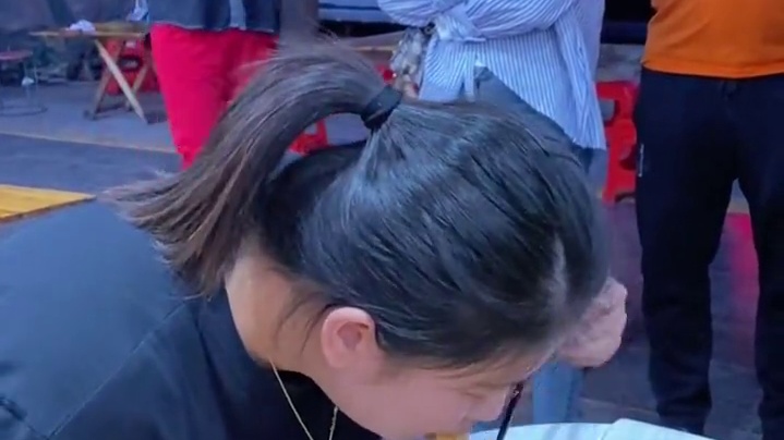 安徽美女挑战3两螺蛳粉~你觉得他能挑战成功吗？#螺蛳粉 #美食趣胃计划