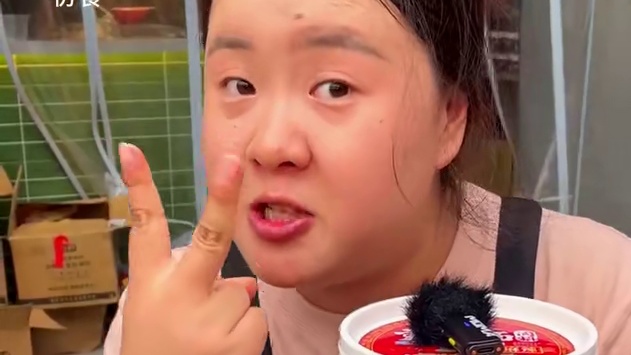 80多斤可爱小妹妹挑战2斤半面，围观群众都不信她能吃完！#挑战 #重庆小面 #妈呀太香了 #好吃到停