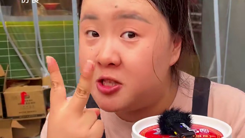 80多斤可爱小妹妹挑战2斤半面，围观群众都不信她能吃完！#挑战 #重庆小面 #妈呀太香了