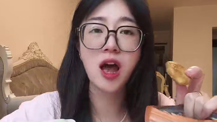 黄山特产烧饼，酥脆的饼皮包裹着梅干菜扣肉陷，好吃极了#黄山烧饼 #妈呀太香了 #超好吃 #酥到掉渣 