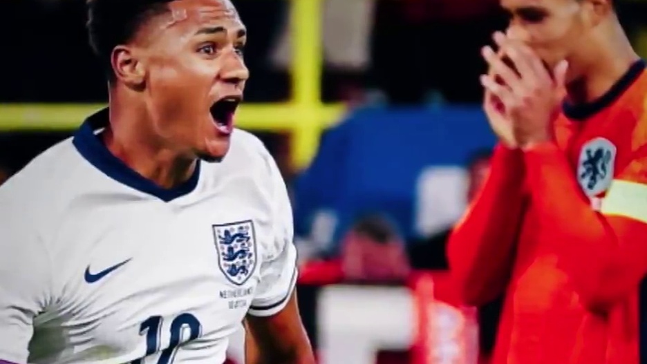 欧洲杯名画——沃特金斯89分59秒绝杀，范戴克难掩悲伤！