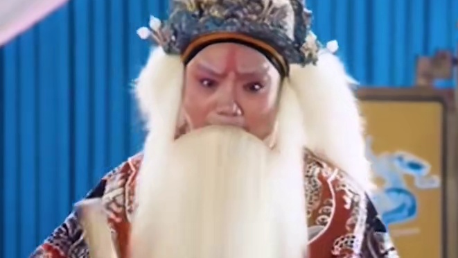 待到秋来九月八，
我花开后百花杀。
冲天香阵透长安，
满城尽带黄金甲。 
#姓黄名巢字举天