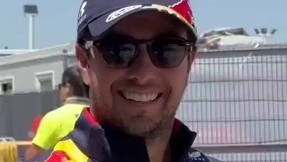 神隐了两天的佩雷兹终于和队友潘子一起现身上赛，佩大师心情超好，笑容满面地给中国粉丝签名～#f1中国大