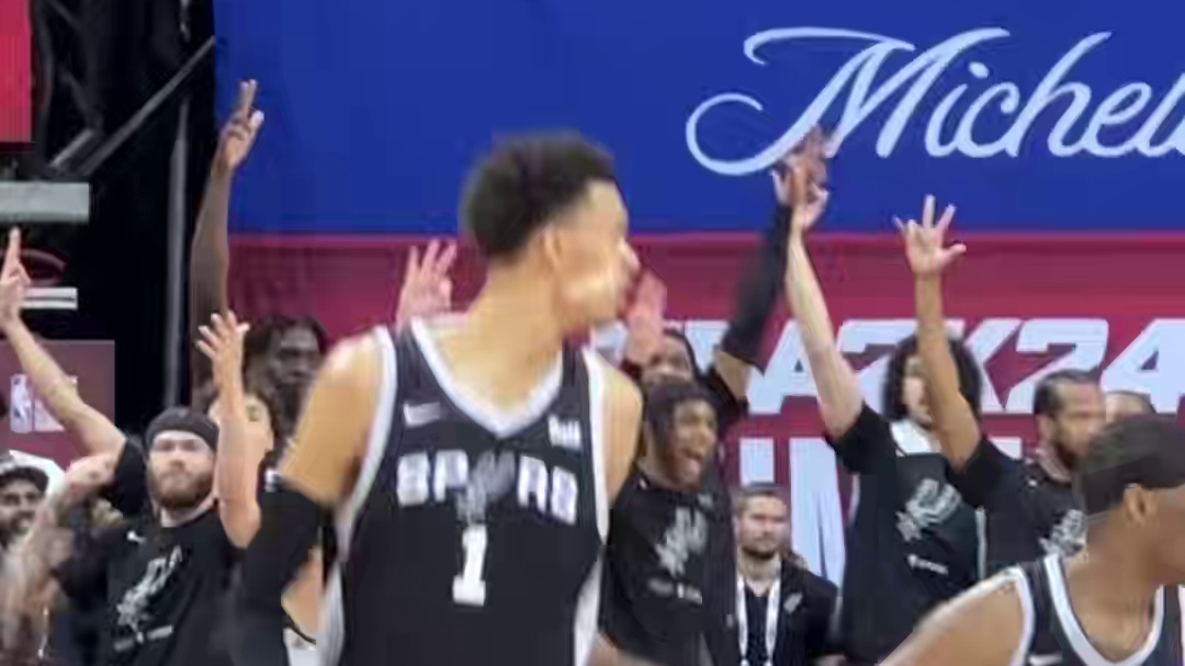 【现场直击：文班三分解围】文班嗅觉敏锐退到三分线外，在队友受到包夹时取得可以出手的空位，即刻接球三分