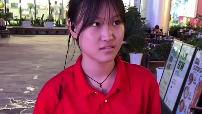 挑战拿金蛋换个烧烤 没想到老板也是个有故事的人，现在才30出头，儿子都已经14岁了，还聆听到了关于他