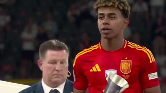 17岁最好的生日礼物 亚马尔生日快乐！踢完欧洲杯别忘了回去写暑假作业！#西班牙vs英格兰 #英格兰 