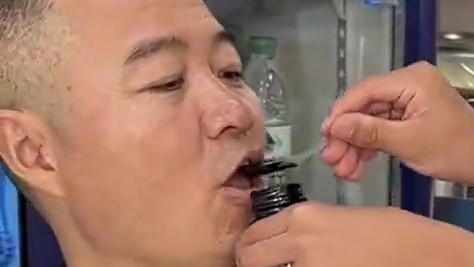 挑战吃青梅精 #孙子逊 #青梅精 #青梅精咬人事件 #搞笑