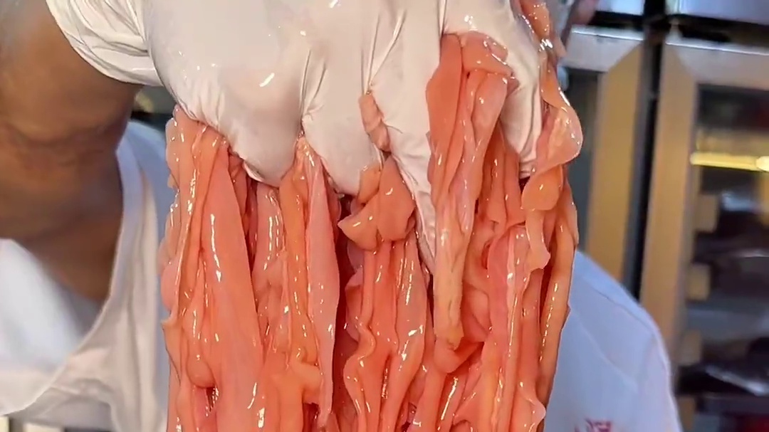 龙泉这栋烂尾楼下面，居然还有一家环境这么好的火锅店，而且有套餐还不贵，可以安排了#夏天吃爆辣火锅有多