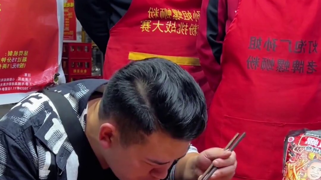 广西表哥挑战阿姨，要一分钟吃完它！#螺蛳粉 #美食趣胃计划