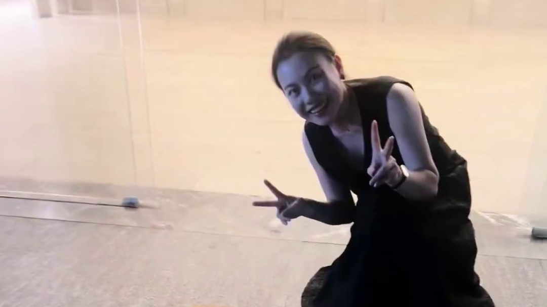 昨天给猫咪买的猫粮还有餐具都到了，下了两趟楼都没有看到它，惦记一晚上，今晚上终于见到，好像瘦了一点点