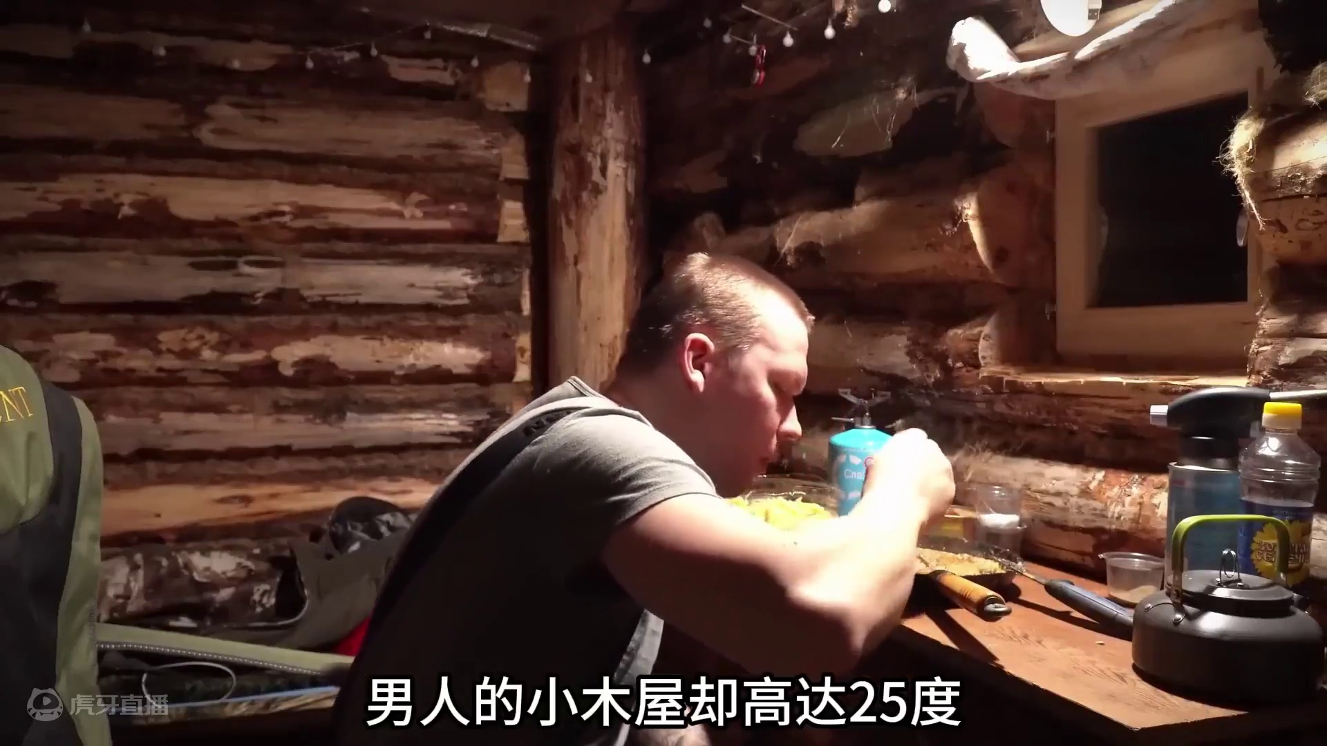 雪地里的小木屋，即使外面下大雪里面依旧温暖 #雪天露营 #庇护所 #木屋 #野外生活