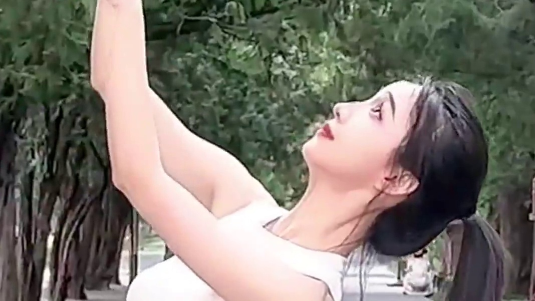 那远山呼唤我，是自由的声音，风的声音#古典舞 #氛围感 #那远山呼唤我 #重生之我在异乡为异客 #古