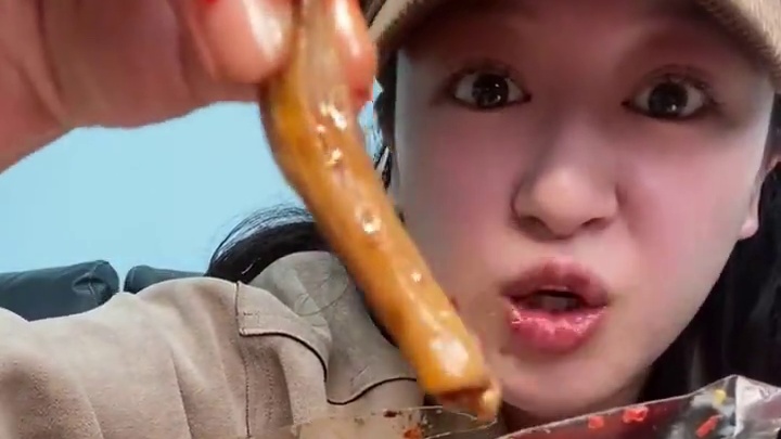 裹着芝麻裹着辣椒油的香辣鸭脆肠，太香太好吃了！！！#好吃到停不下来