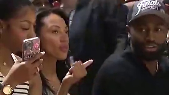 炸裂！美媒唇语解读杰伦-布朗：我不觉得布朗尼是职业球员NBA夏季联赛，湖人74-88不敌绿军，本场比