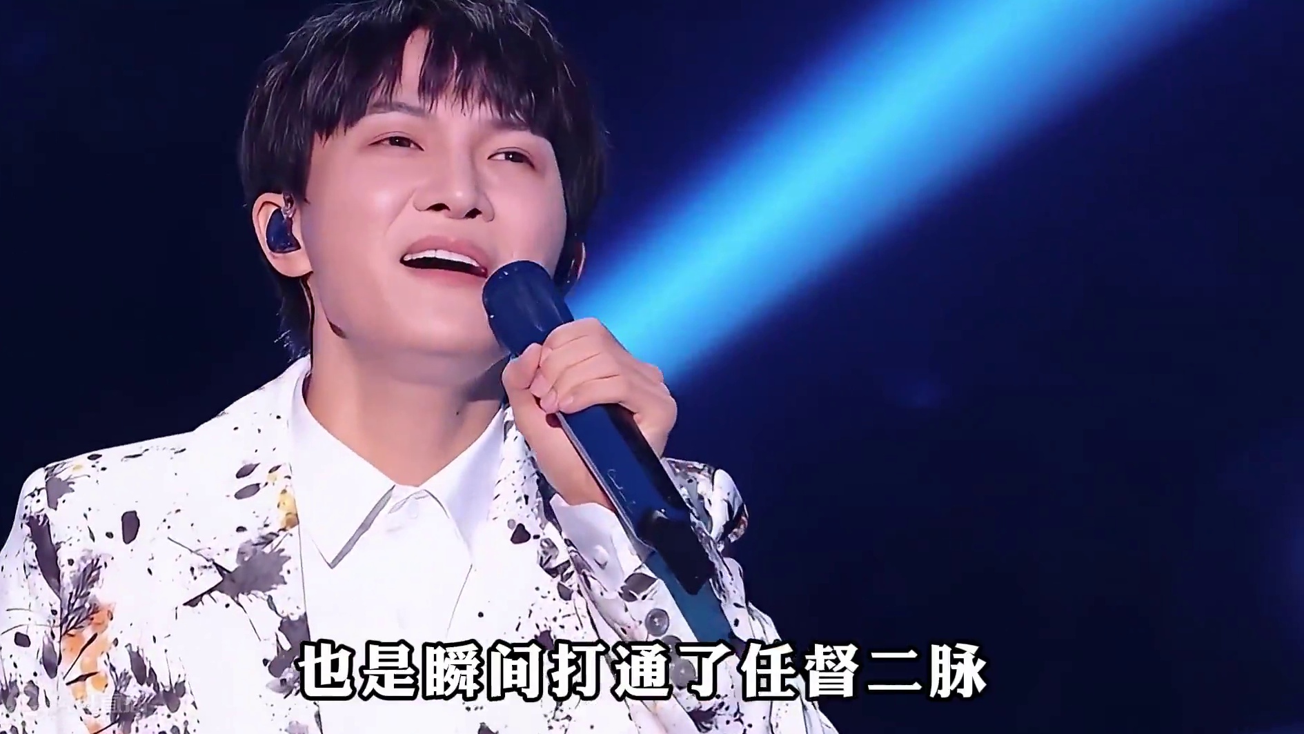 周深演唱会贵阳站，一首贵州民歌《我在贵州等你》直接让现场跳起了“苗迪”，深深这些绝美的民歌现场你都看