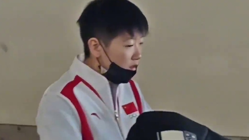 孙颖莎刚抵达巴黎就被记者追着采访，莎莎的回答太逗了！#孙颖莎