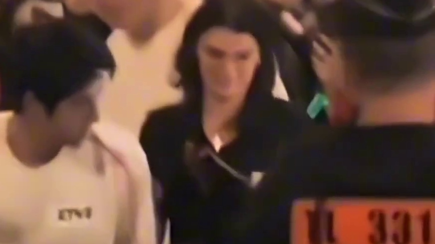 王一博担任奥运会火炬手过程中的一行为定格了现场所有人的目光