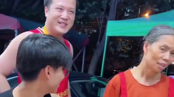 北京帅哥开跑车来进货～你觉得他能挑战成功吗？#螺蛳粉　 #美食趣胃计划