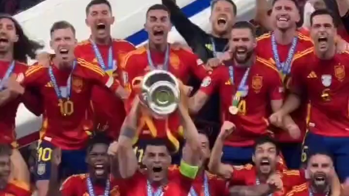 你小子有前途！法比安抢过费兰手里的奖杯.