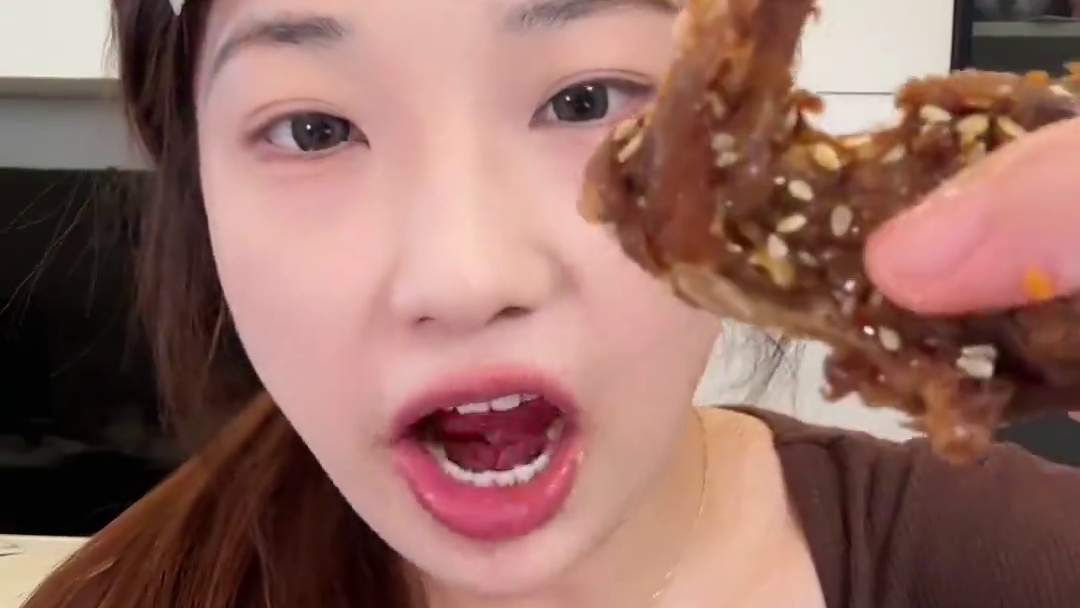 这期都是我无限回购的宝藏零食！背着你闺蜜赶紧收藏！！ #零食推荐 #鸭架 #鸭掌 #虾尾 #麻辣冷吃