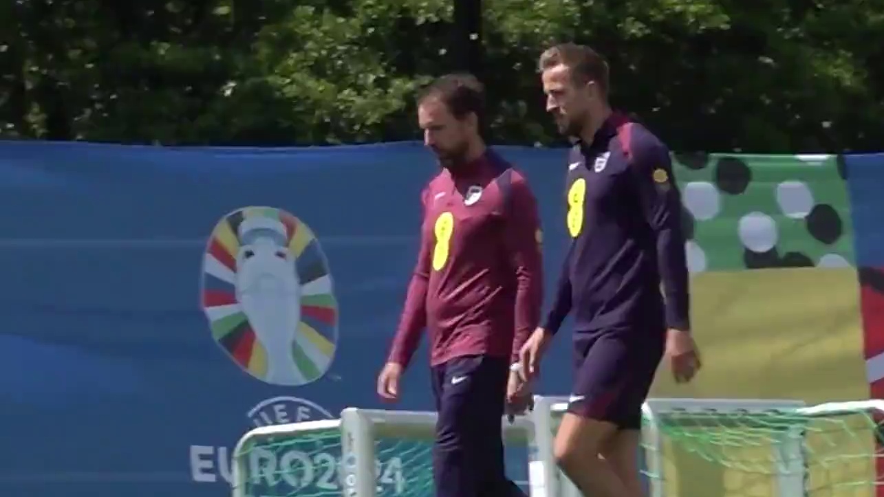 南门：媒体曝光了我们的重要战术！ #英格兰 #索斯盖特 #欧洲杯 #足球的魅力