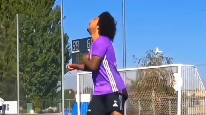 足球赛场那些幻灯片停球名场面瞬间，真的简直太艺术了