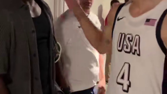 库里赛后拥抱博格巴库里今天12投8中，三分9中6砍下24分，帮助美国男篮大胜塞尔维亚男篮，喜提热身赛