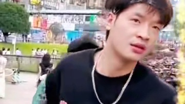 街头整蛊美女！ #搞笑视频 #整蛊路人 #专治不开心 #万万没想到 #看一遍笑一遍