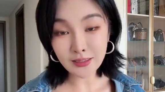 我们为她铺设了勇敢追求自我的道路，让她在生活的舞台上尽情探索、拥抱热爱。今后的日子，姨姨们请继续和我