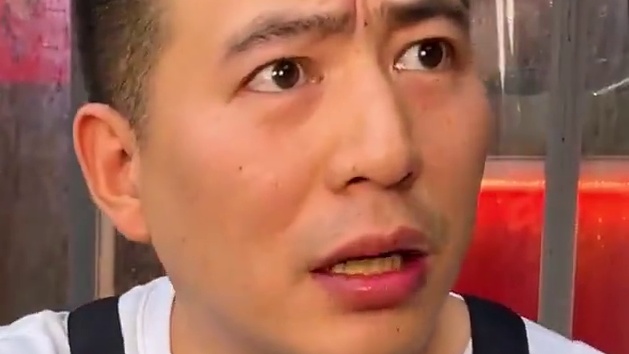 跟辣王刘泳杰一样厉害的人出现了，大哥挑战辣得跳，说他吃辣没感觉！#重庆小面 #挑战 #小面调料 #妈