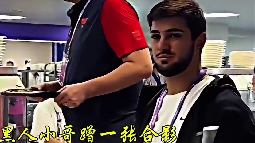 姚明无论走到哪回头率都是百分百，在亚运村食堂打饭老外更是排着队合影，这国际影响力绝了！#姚明