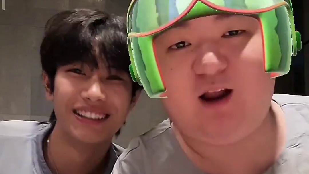 花小龙来陈伯这里 直接被自律了七八顿 花小龙来了一段自我介绍 #陈伯全能王 #花小龙带陈伯自律 #陈