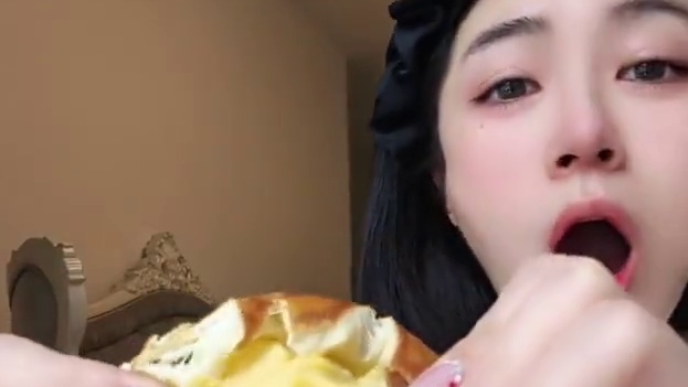 馅料超足！哏啾啾的贼有嚼劲儿~#碧翠园 #碱水面包 #碱水球 #早餐吃什么 #口感特别好