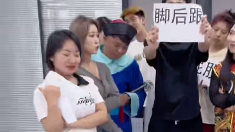 挤牙膏拿奖励 #办公室游戏 #欢乐办公室 #搞笑视频#专治不开心 #抠门老板