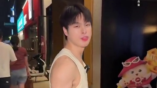 阿疯挑战必胜客联名套餐，得罪老板暴怒将其赶走？！#挑战#妈呀太香了#蛋仔欢聚就来必胜客#榴莲会爆浆#