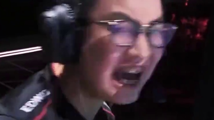 ZmjjKK快速突袭
戍卫滑铲斩三“杀”
#EDG总决赛对阵FPX  #无畏契约CN联赛第二赛段