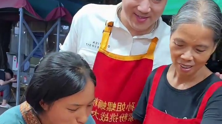 千万网红雪莉来挑战1分钟吃完10碗爆辣~#螺蛳粉 #为家乡美食打call