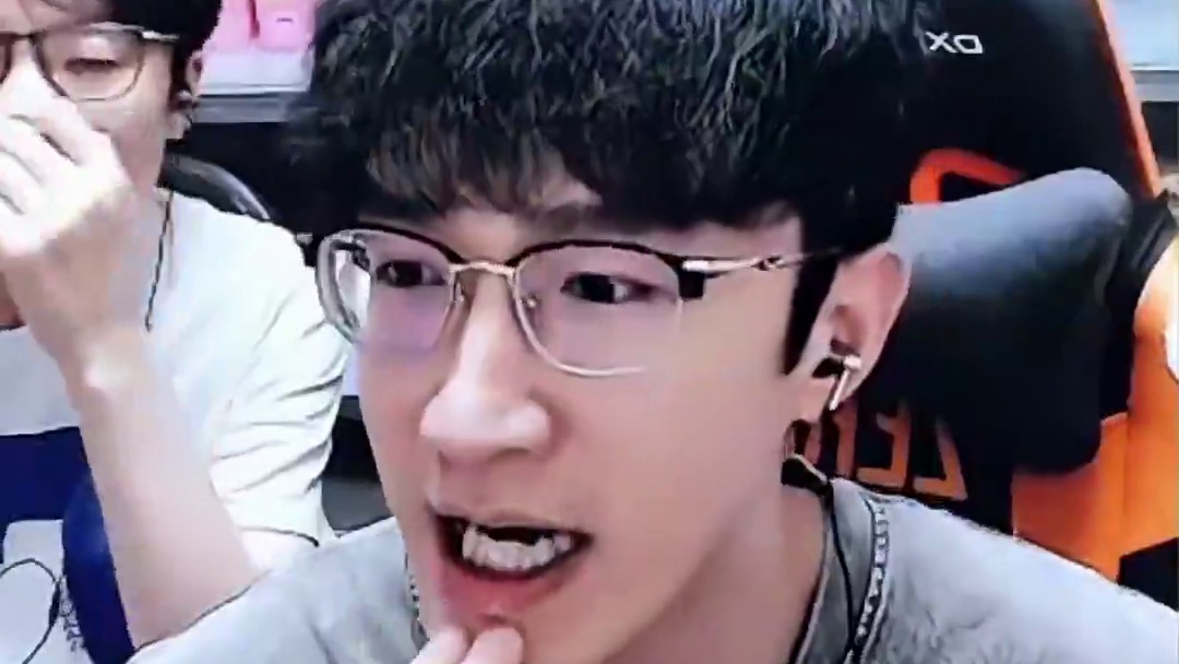 什么?蔡哥卖房卖车玩游戏? #中国式网游 #我浮夸真的要强 #直播录像