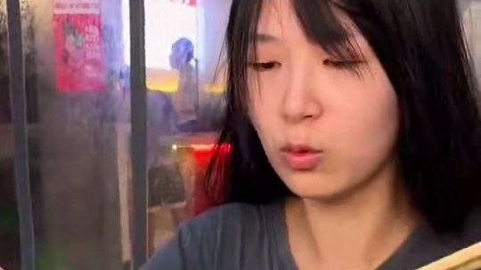 长得像明星的长发美女挑战25两豌杂面，惊呆围观群众！#重庆小面 #豌杂面 #这一碗好过瘾 #妈呀太香