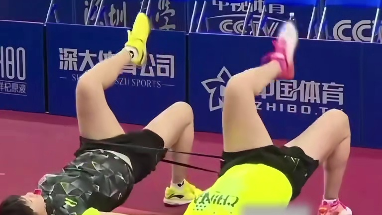 永远不要质疑孙颖莎和陈梦的姐妹友情，一起训练一起嬉戏打闹，互相帮助互相照顾，他们是场上争锋相对的对手