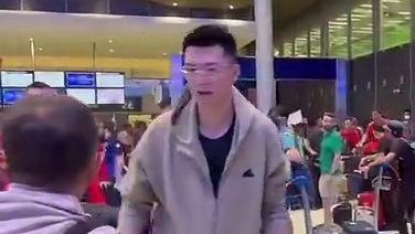 中国女排抵达巴黎备战奥运#为国争光 #中国女排抵达巴黎 #中国女排抵达巴黎备战奥运#中国女排